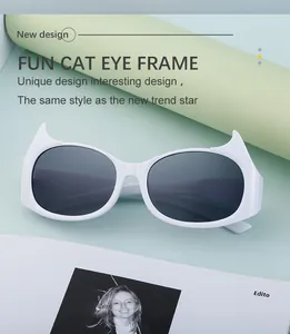 Gros plan détaillé de lunettes de soleil œil-de-chat blanches avec monture pointue