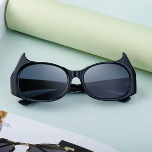 Détail de lunettes de soleil œil-de-chat noires avec marquage CE et taille 60 21-147