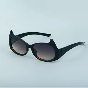 Détail de lunettes de soleil œil de chat style chauve-souris à verres dégradés