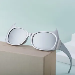Gros plan de lunettes de soleil argentées style oreilles de chat sur présentoir