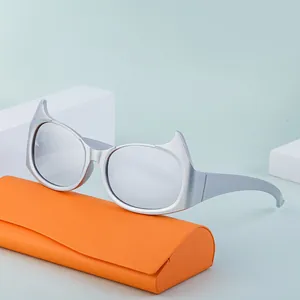 Lunettes de soleil œil-de-chat argentées Y2K avec un étui de protection orange vif