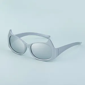 Détail macro de lunettes de soleil œil-de-chat futuristes au design pointu aile de chauve-souris