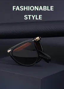 Detail der polarisierten faltbaren Sonnenbrille mit goldenen Pfeilen auf Kohlefaser