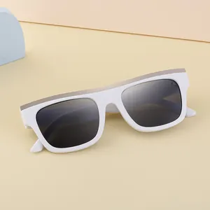 Occhiali da sole cat-eye bianchi con lenti grigio scuro e dettaglio barra superiore argento