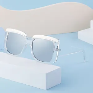 Lunettes de soleil carrées oversize avec monture transparente et verres argentés
