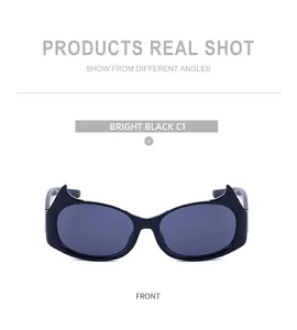 Vue de face des lunettes de soleil gothiques Y2K en forme d'ailes de chauve-souris