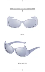 Détail de lunettes de soleil œil-de-chat argentées avec finition métallique futuriste y2k