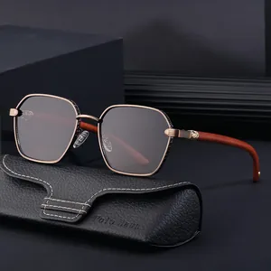 Lunettes de soleil rétro hexagonales dorées avec branches en acajou et étui en cuir