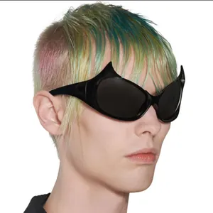 Lunettes de soleil œil de chat style chauve-souris Y2K, design cyberpunk futuriste noir
