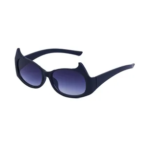 Lunettes de soleil Y2K yeux de chat noires mates avec verres dégradés bleu-violet