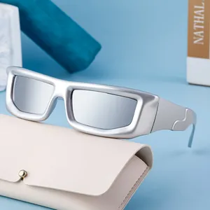 Sportliche Y2K Sonnenbrille in Mattsilber mit verspiegelten Gläsern und Lederetui