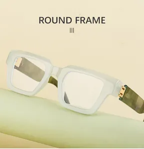 Detalle de montura de gafas cuadrada con patillas veteadas y bisagras doradas