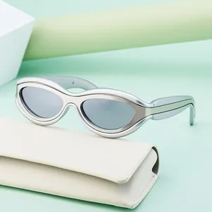 Occhiali da sole cat-eye argento futuristici con lenti grigie e custodia in pelle