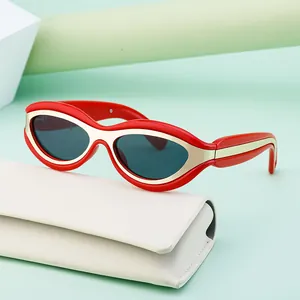 Occhiali da sole cat-eye con montatura ovale rossa, accenti dorati e custodia