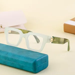 Montura de gafas cuadrada verde menta con patillas jaspeadas y estuche de cuero azul