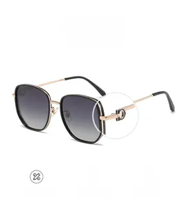 Détail de la branche en métal avec logo ajouré sur des lunettes de soleil carrées mode
