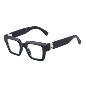 Gafas cuadradas negras clásicas con bisagras metálicas doradas y patillas anchas para unisex