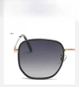 Détail de lunettes de soleil polarisées avec charnières en métal or rose