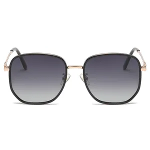 Lunettes de soleil polarisantes surdimensionnées avec monture noire et métal rose doré