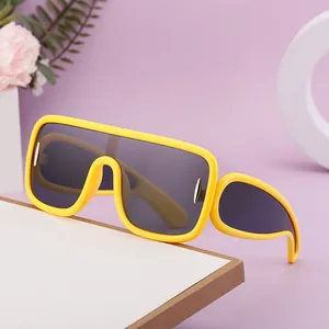 Lunettes de soleil oversize jaune mat avec accents décoratifs en métal doré élégants