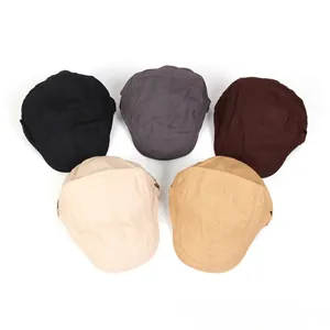 Vue à plat de bérets rétro en coton unisexe en noir, gris, marron, beige et couleur kaki