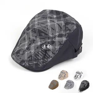 Détail de la boucle en métal et du motif graffiti quadrillé sur la casquette plate