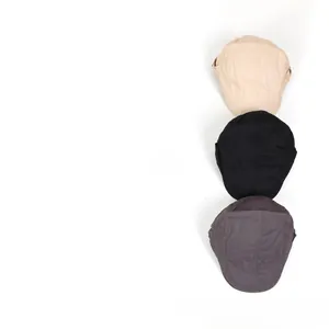 Détails des coutures et du tissu de casquettes plates vintage en beige, noir et gris