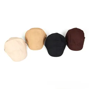 Détail de quatre bérets plats rétro unis en beige, kaki, noir et marron pour hommes