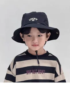 Schwarzer Kinder Sonnenhut mit Kinnriemen und gestreiftes Langarmshirt Set für Kinder