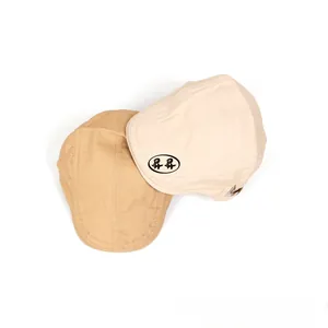 Vue détaillée de casquettes gavroche rétro en beige et kaki avec texture sergé