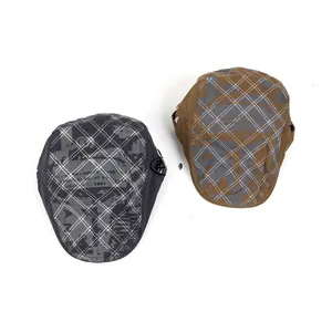 Vue détaillée des casquettes vintage à carreaux en coloris gris foncé et marron kaki
