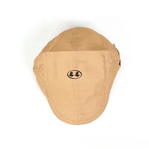 Gros plan d'une casquette gavroche kaki montrant la texture du tissu et les coutures