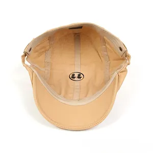 Détail intérieur d'une casquette en coton kaki avec œillets d'aération et coutures