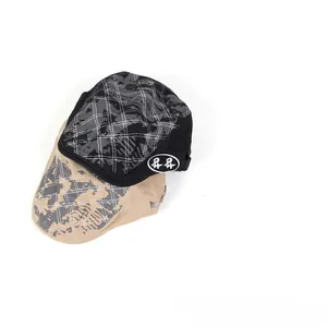 Vue détaillée du motif graffiti en treillis vintage et boucle réglable sur casquette coton