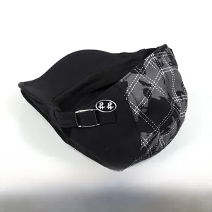 Détail de la boucle en métal réglable et motif à carreaux gris sur la casquette plate