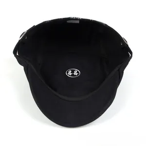 Détail de l'intérieur du chapeau noir avec doublure en tissu et étiquette de marque blanche