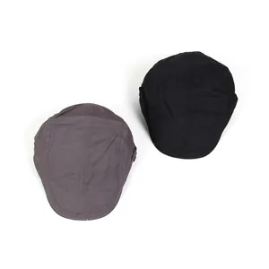 Casquettes de marin vintage en noir et gris foncé présentées en vue de dessus