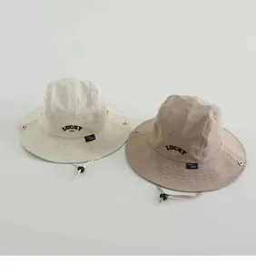 Detail von Kinder Sonnenhüte in Beige und Khaki mit Lucky-Stickerei und Kinnriemen