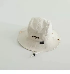 Detailansicht beige Baumwollsonnenhut mit Lucky-Stickerei und verstellbarer Kordel