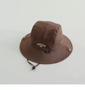 Detailansicht Kinder-Sonnenhut mit LUCKY-Stickerei und verstellbarem Kordelzug im Freien