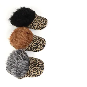 Visières à motif léopard avec perruques courtes en noir, marron et gris pour fêtes