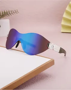 Makrodetail einer übergroßen Shield-Sonnenbrille mit violetten Verlaufsgläsern und Scharnier