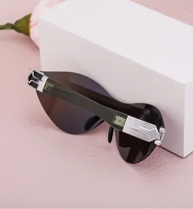 Detail der trendigen Monoglas-Sportsonnenbrille mit silbernen Metallscharnieren und Gläsern
