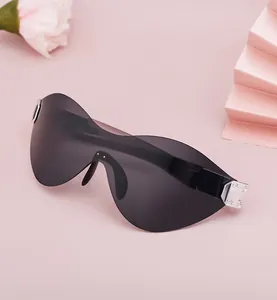 Makroaufnahme einer stylischen rahmenlosen Wrap-Around-Sonnenbrille mit Metallscharnier