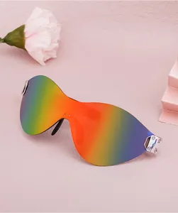 Nahaufnahme der randlosen Shield-Sonnenbrille mit Regenbogen-Spiegelglas auf Dekor