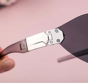 Detail der Metallscharniere mit vier Schrauben an der stylischen grauen Sport-Sonnenbrille