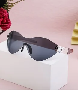 Makroaufnahme von grauen Verlaufsgläsern mit diamantbesetzten Scharnieren der Sonnenbrille