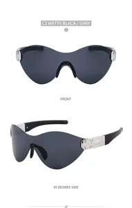 Detailansicht der mattschwarzen Sonnenbrille mit grauer Monoscheibe und Metallverzierung