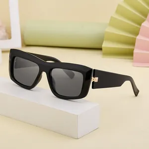Chic black cat eye sunglasses for women with wide temples and golden metal hinges