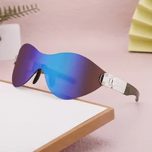 Futuristische Shield-Sonnenbrille mit blau-violett verspiegelten Gläsern im rahmenlosen Look